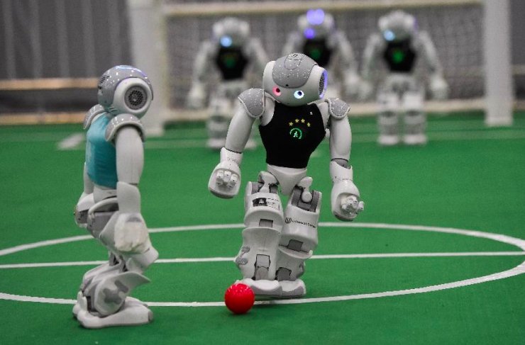 足球机器人:机器人也能踢足球 国足快看看吧